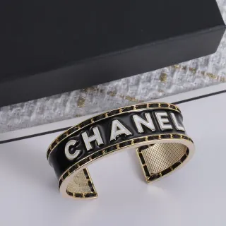 Chanel Logo Cuff سوار أسود مينا وذهبي اللون