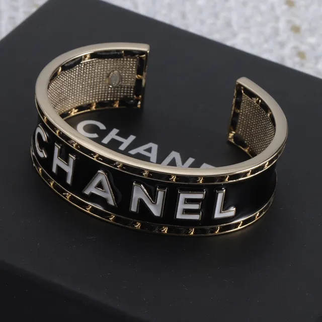 Chanel Logo Cuff Émail Noir et Or de Teinte bracelet 3