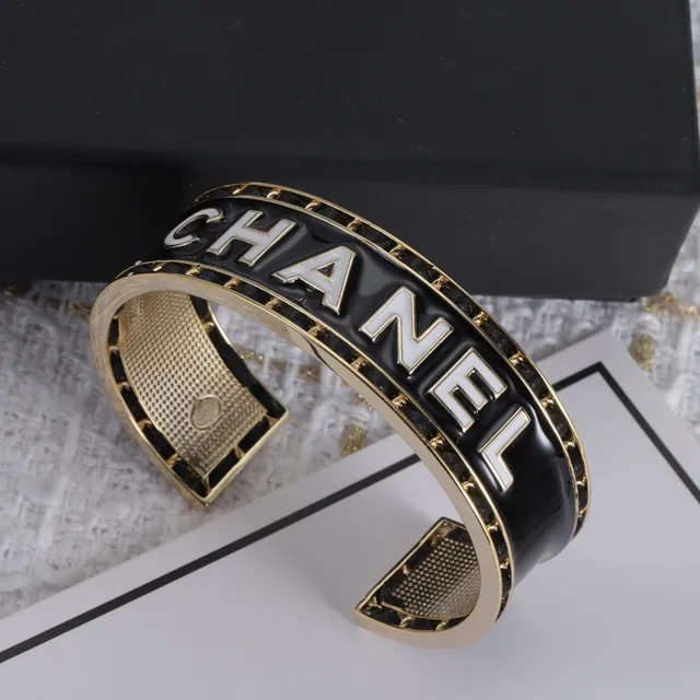 Chanel Logo Cuff Émail Noir et Or de Teinte bracelet 4