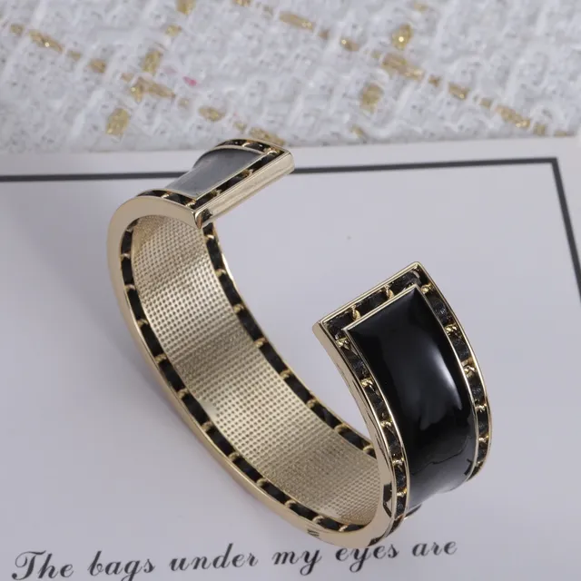 Chanel Logo Cuff Émail Noir et Or de Teinte bracelet 5
