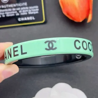 Chanel Logo-Print 薄荷绿和黑色手镯