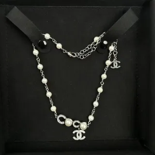 Chanel قلادة لؤلؤ وسلسلة شعار CC