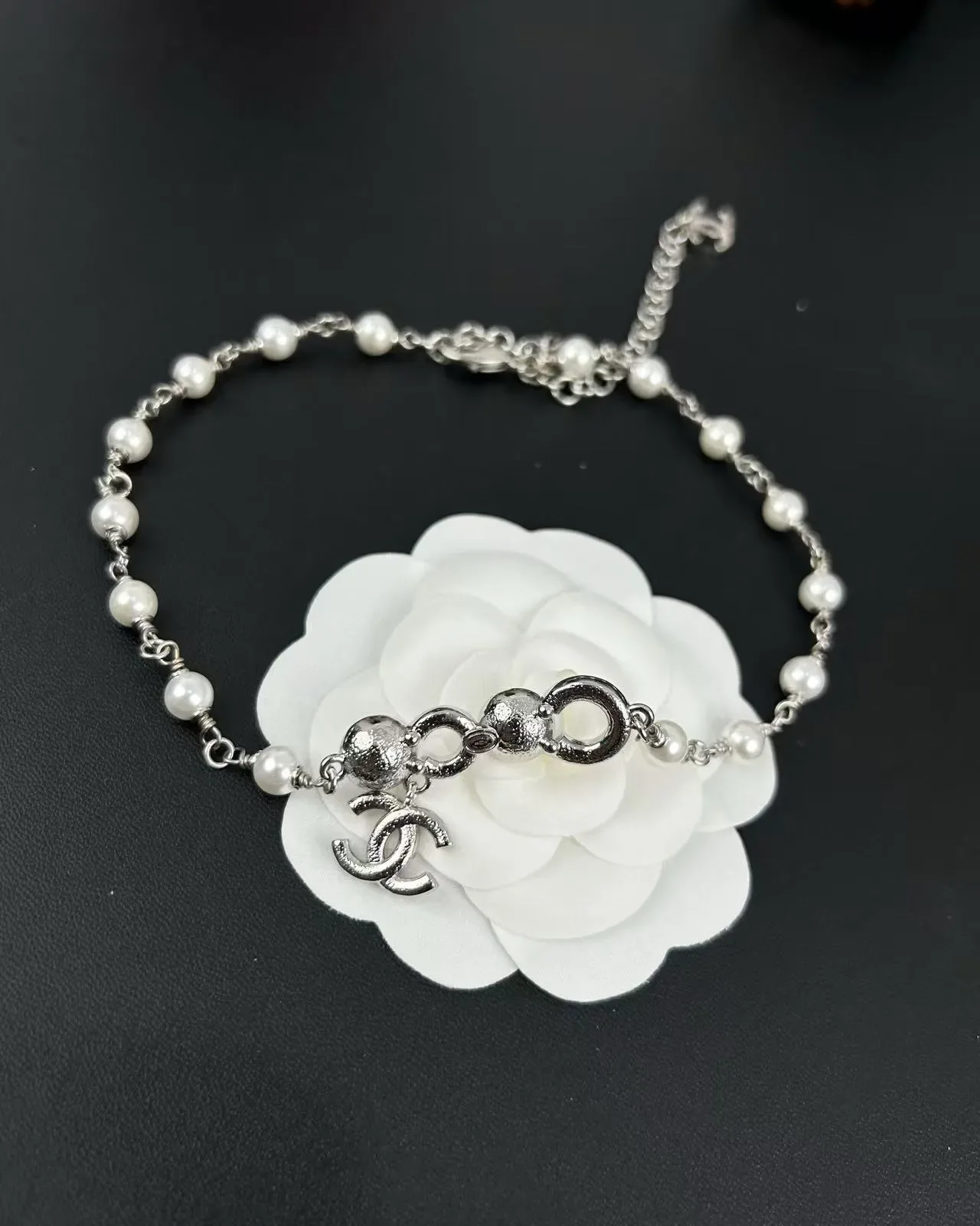 Chanel قلادة لؤلؤ وسلسلة شعار CC 2