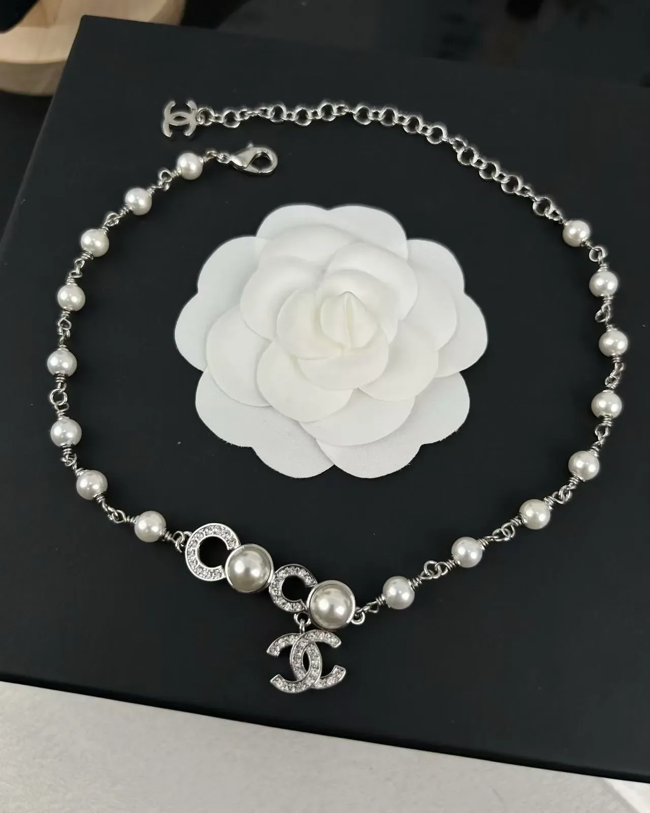 Chanel قلادة لؤلؤ وسلسلة شعار CC 4