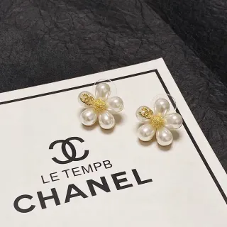 Chanel वर्दة اللؤلؤ بني ذهبي CC مركز أقراط