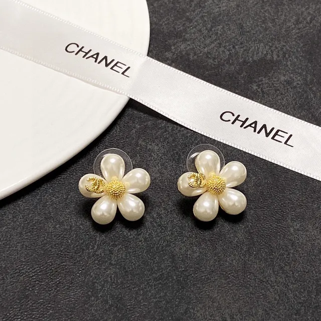 Chanel Flor de Perla Oro Tono CC Centro Aretes 2