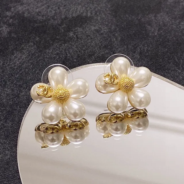 Chanel Flor de Perla Oro Tono CC Centro Aretes 4