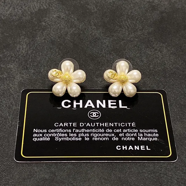 Chanel Flor de Perla Oro Tono CC Centro Aretes 5