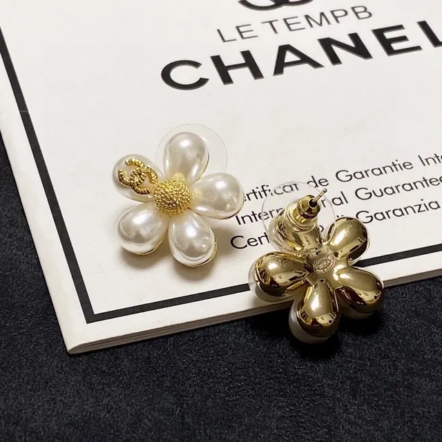 Chanel Flor de Perla Oro Tono CC Centro Aretes 6