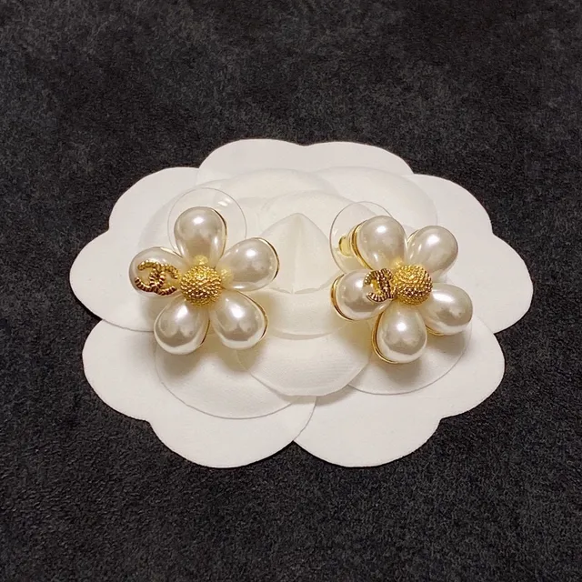 Chanel Flor de Perla Oro Tono CC Centro Aretes 7