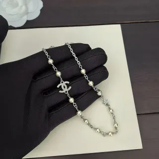 Chanel قلادة لؤلؤ سلسلة فضية بيجية Pavé-CC تعليقة قلادة