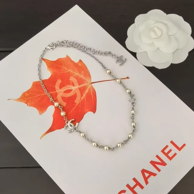 Collar de perlas Chanel cadena plateada beige Pavé-CC colgante collar 2