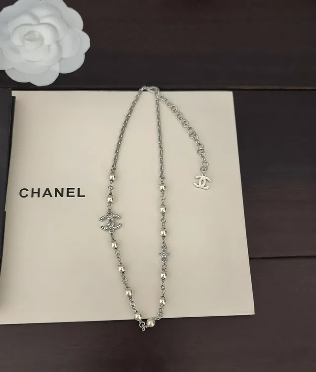Collar de perlas Chanel cadena plateada beige Pavé-CC colgante collar 4