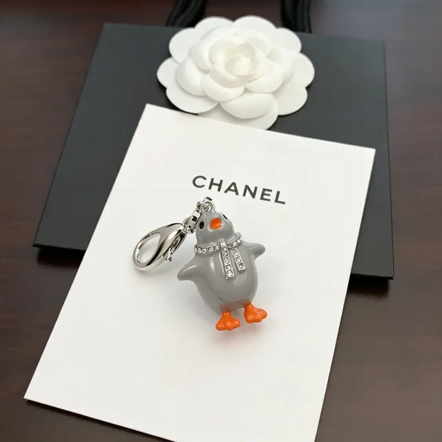 Chanel Charme de Pingouin Gris Orange Orné de Cristaux Écharpe Bijoux 2