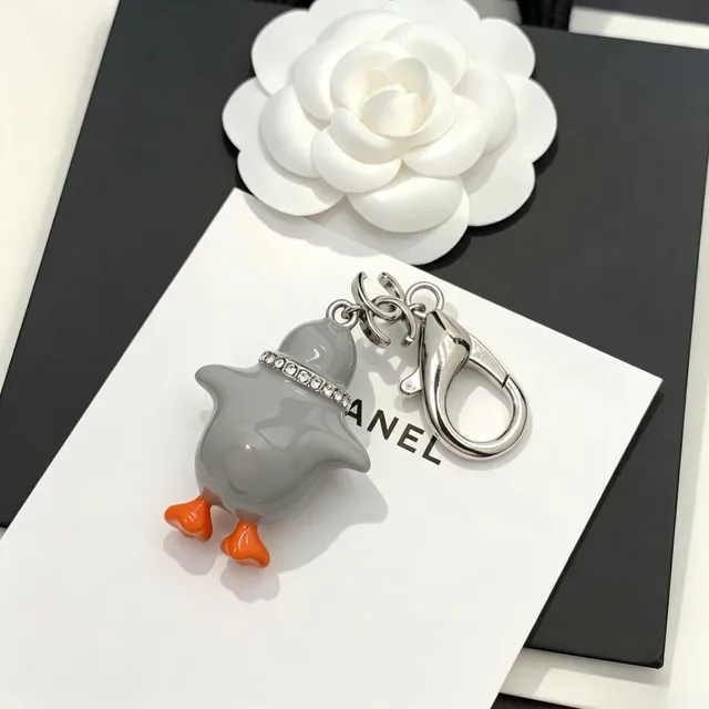 Chanel Charme de Pingouin Gris Orange Orné de Cristaux Écharpe Bijoux 3