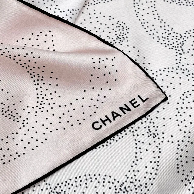 Chanel गुलाबी और काली डॉट-पैटर्न कैमेलिया सिल्क स्कार्फ 3