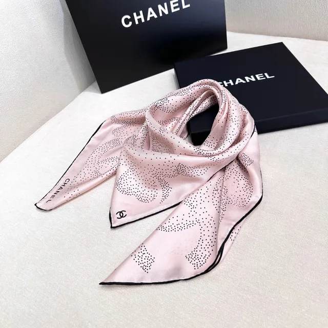 Chanel गुलाबी और काली डॉट-पैटर्न कैमेलिया सिल्क स्कार्फ 4