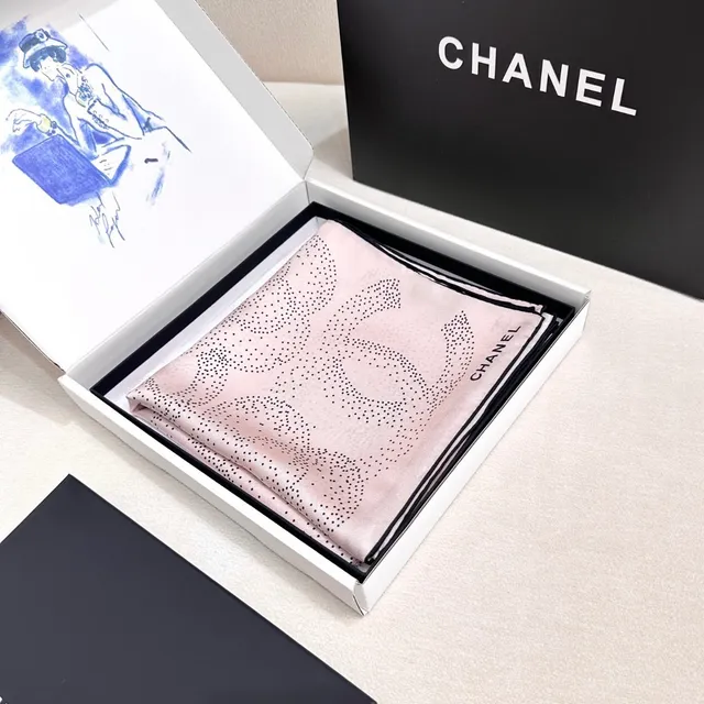 Chanel गुलाबी और काली डॉट-पैटर्न कैमेलिया सिल्क स्कार्फ 6