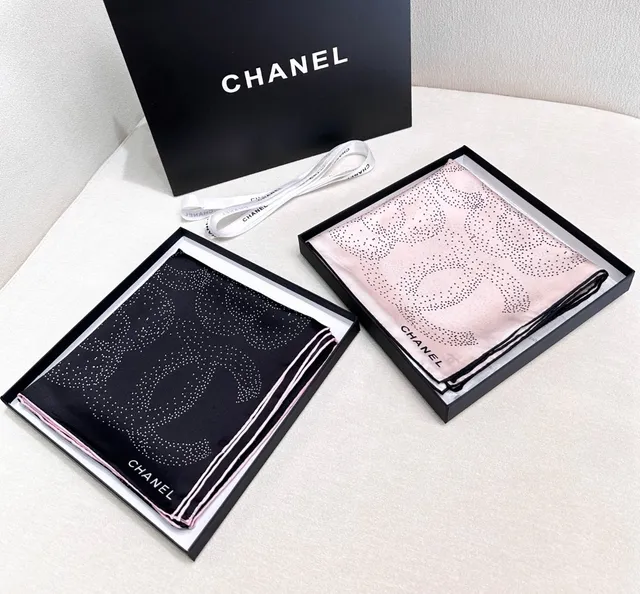 Chanel गुलाबी और काली डॉट-पैटर्न कैमेलिया सिल्क स्कार्फ 7