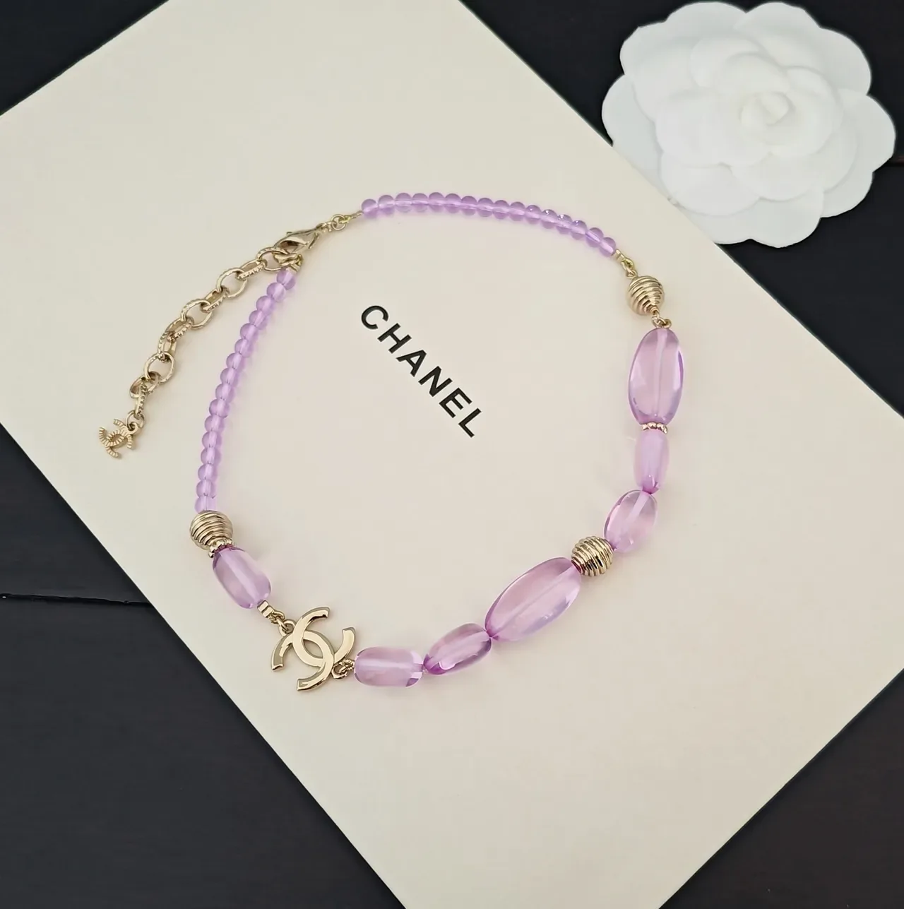 Chanel قلادة خرز بنفسجي ذهبي مقطع بيضاوي 3