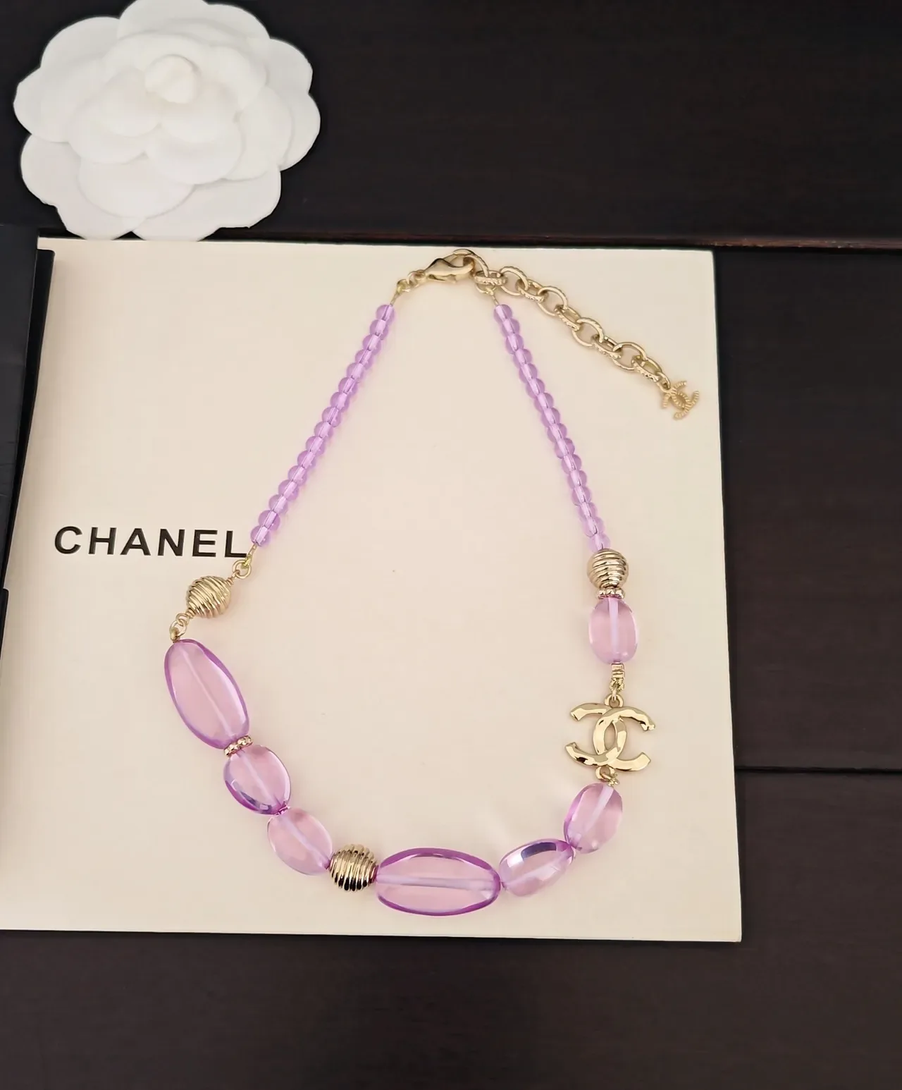 Chanel قلادة خرز بنفسجي ذهبي مقطع بيضاوي 5