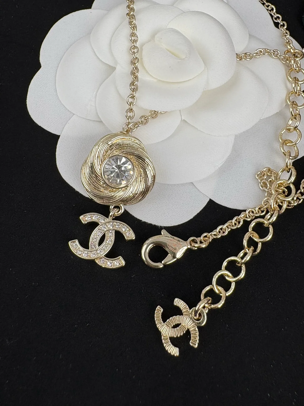 Chanel قلادة ورد ذهبي سلسلة شفافة دوامية 3