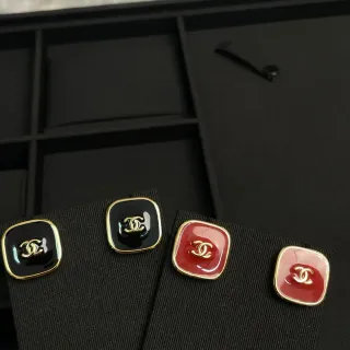 Chanel Cuadrado CC Negro Rojo Esmalte Pendientes Tono Dorado Marco de Metal