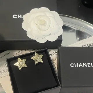 Chanel أقراط أذنون زر شكل النجم