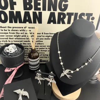 Chanel السنونو Pavé كريستال و لؤلؤ قلادة