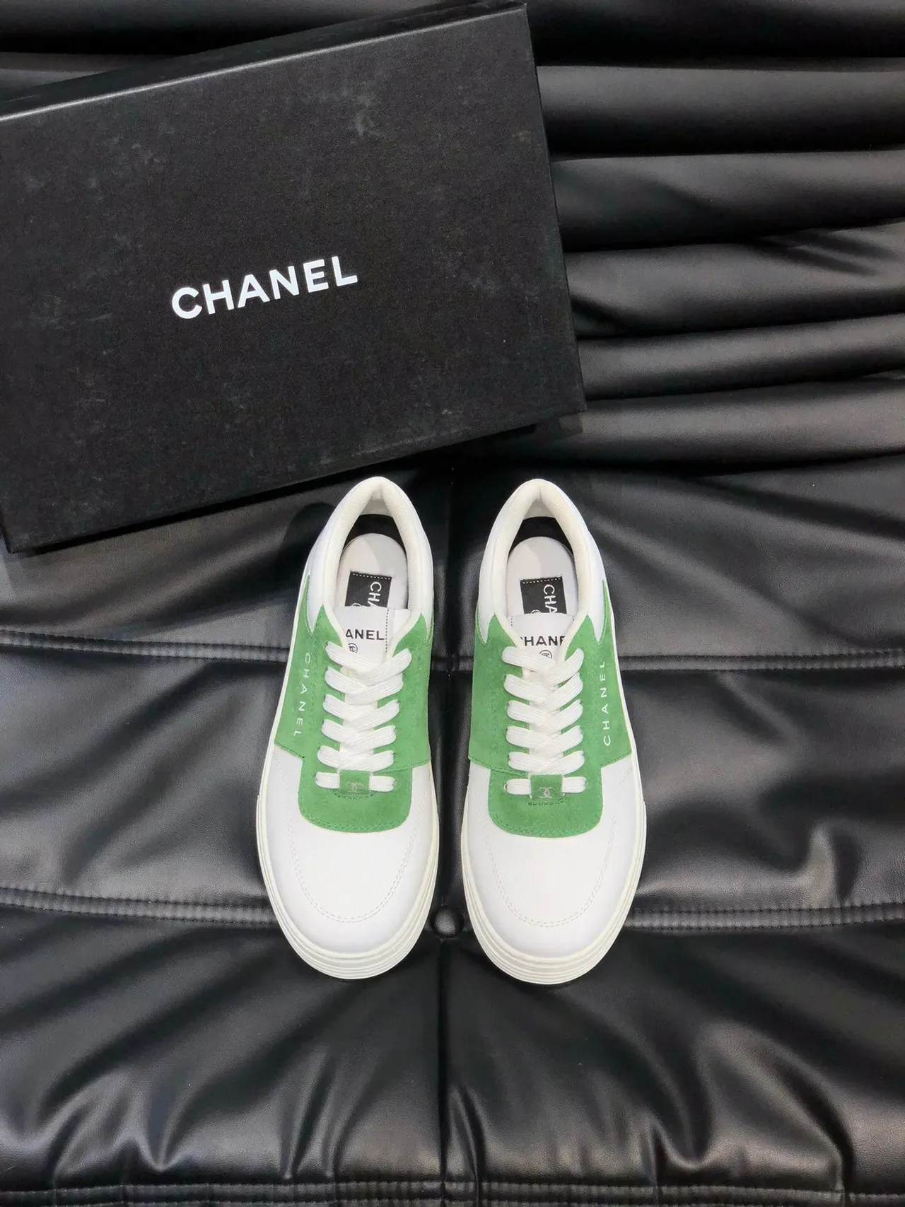 Chanel Sneakers Blanches Vertes Low-Top Bicolore 2