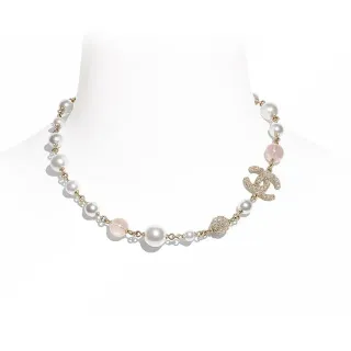 Chanel Collier de perles blanches roses et de quartz avec chaîne de perles ornée de cristaux CC Logo