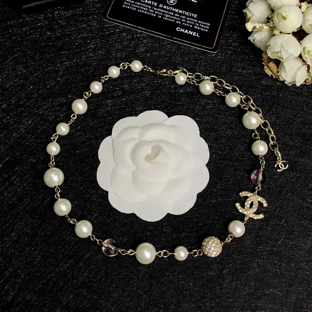 Chanel সাদা গোলাপি মুক্তা এবং কোয়ার্টজ বীড চেইন ক্রিস্টাল সজ্জিত CC Logo হার 2