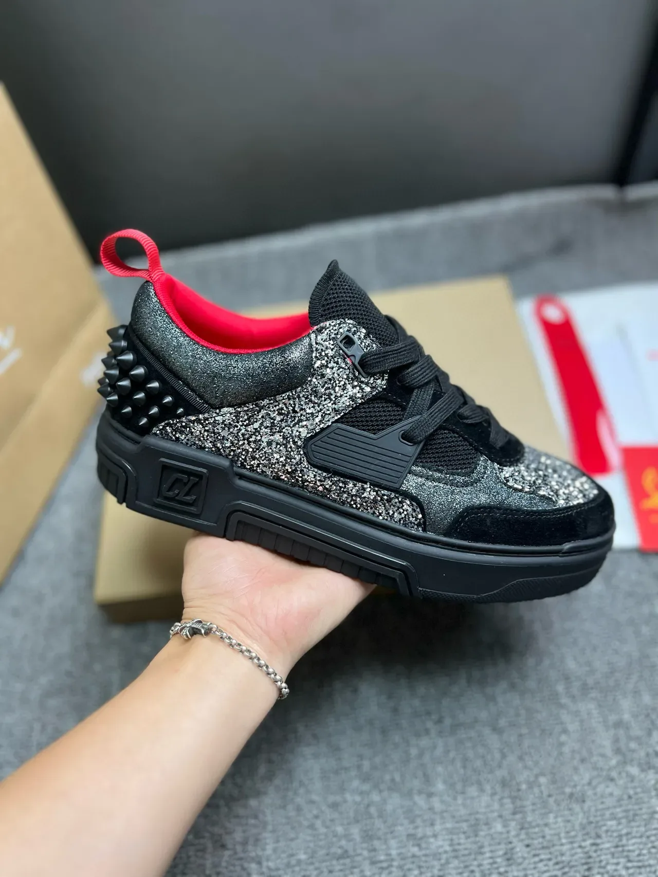 Christian Louboutin काली लाल चमकदार सुड हाइब्रिड अपर स्पाइक हिल काउंटर लाइफस्टाइल स्नीकर 2