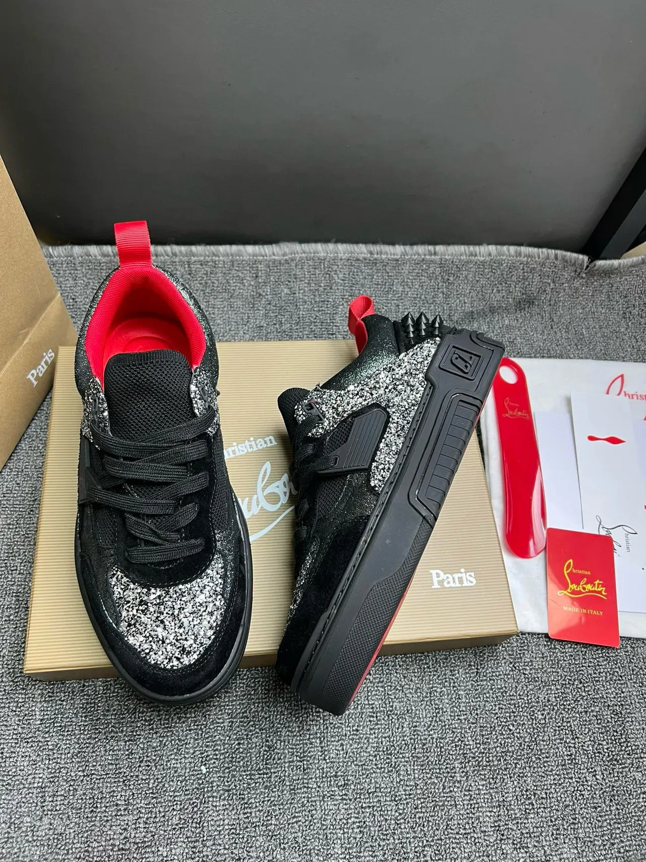 Christian Louboutin काली लाल चमकदार सुड हाइब्रिड अपर स्पाइक हिल काउंटर लाइफस्टाइल स्नीकर 4
