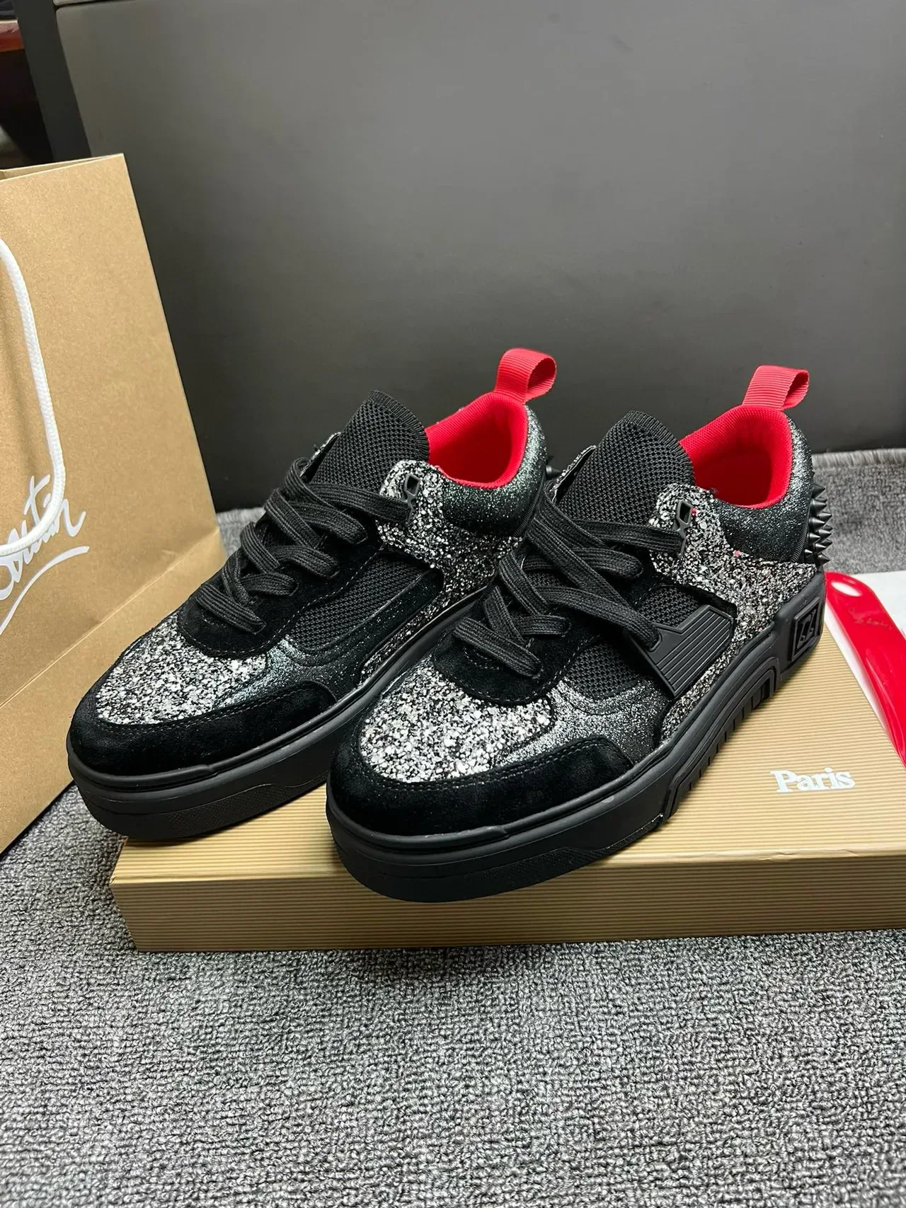Christian Louboutin काली लाल चमकदार सुड हाइब्रिड अपर स्पाइक हिल काउंटर लाइफस्टाइल स्नीकर 5