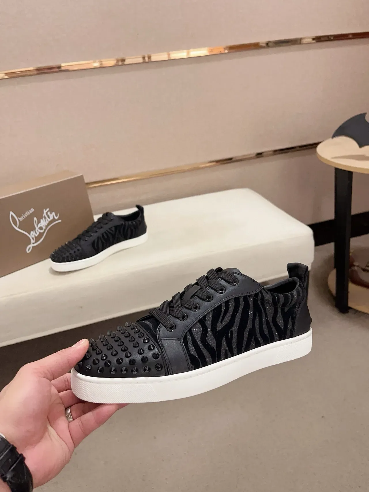 Christian Louboutin أحذية أسلوب حياة سوداء وبيضاء رأس حذاء مسامير لوحة مخمل مطبوعة زيبرا 3