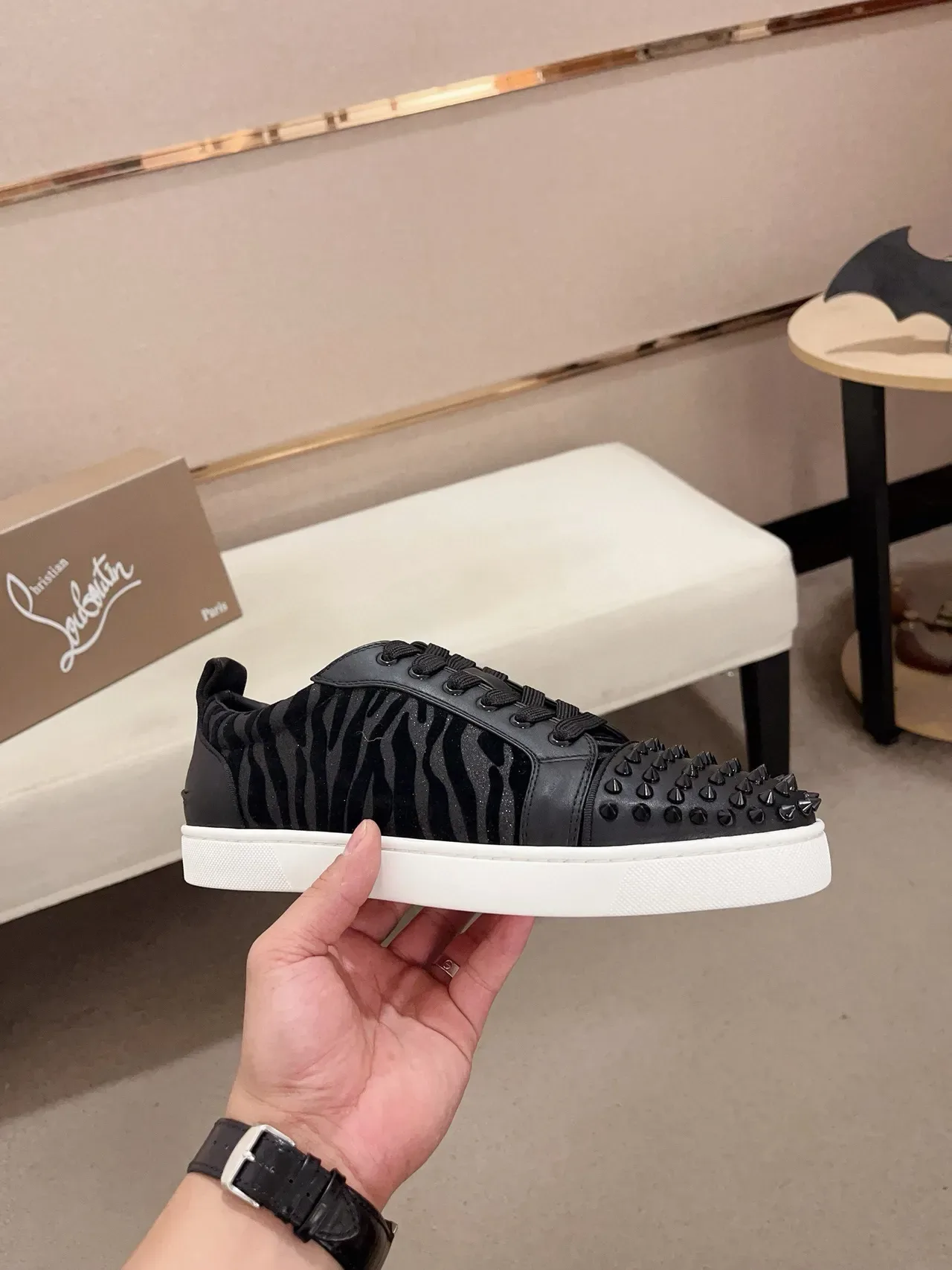 Christian Louboutin أحذية أسلوب حياة سوداء وبيضاء رأس حذاء مسامير لوحة مخمل مطبوعة زيبرا 4