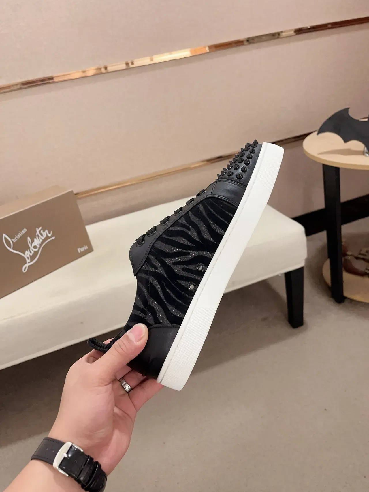 Christian Louboutin أحذية أسلوب حياة سوداء وبيضاء رأس حذاء مسامير لوحة مخمل مطبوعة زيبرا 5
