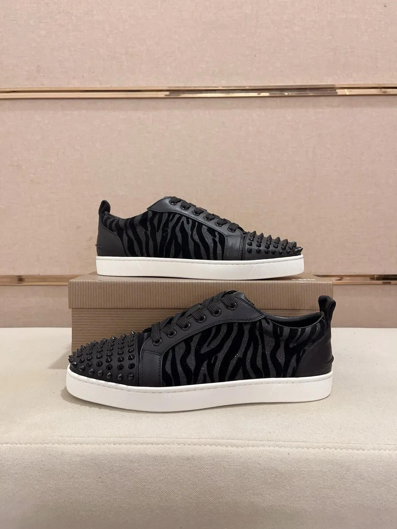 Christian Louboutin أحذية أسلوب حياة سوداء وبيضاء رأس حذاء مسامير لوحة مخمل مطبوعة زيبرا 7