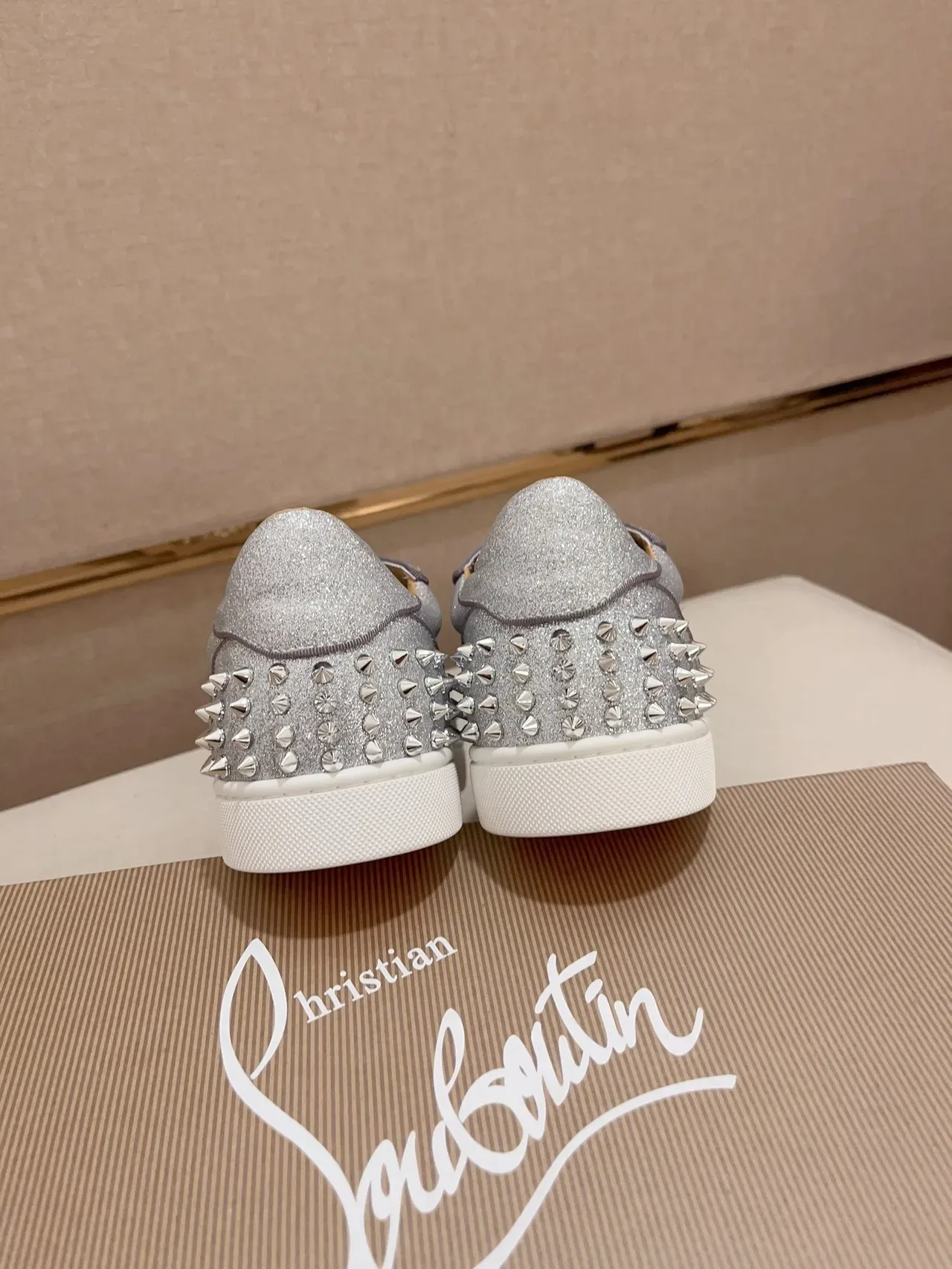 Christian Louboutin Louis Spikes 银色闪粉 钉饰生活方式运动鞋 3