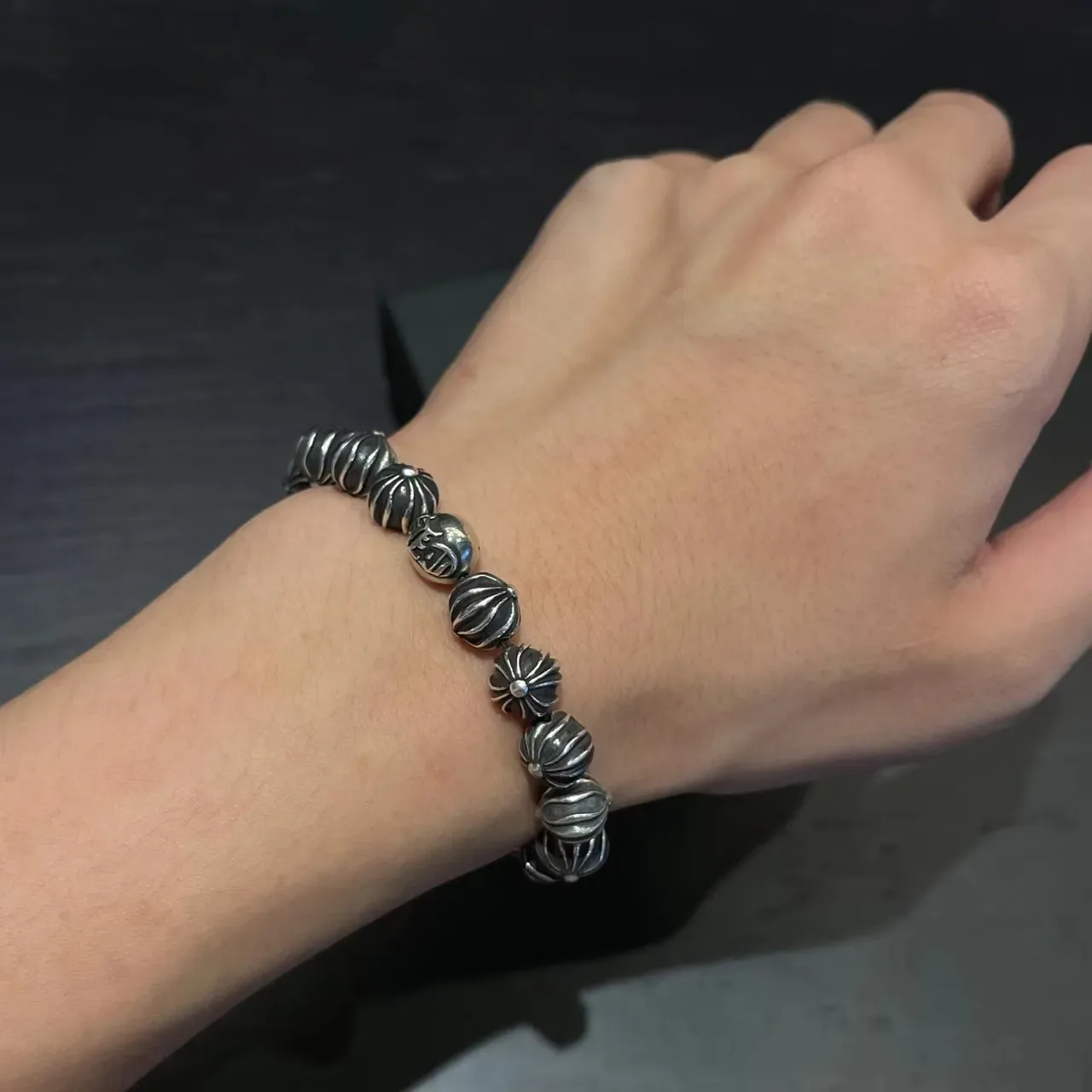 Chrome Hearts 黑色串珠手链 银色光泽珠子 十字护身符 3
