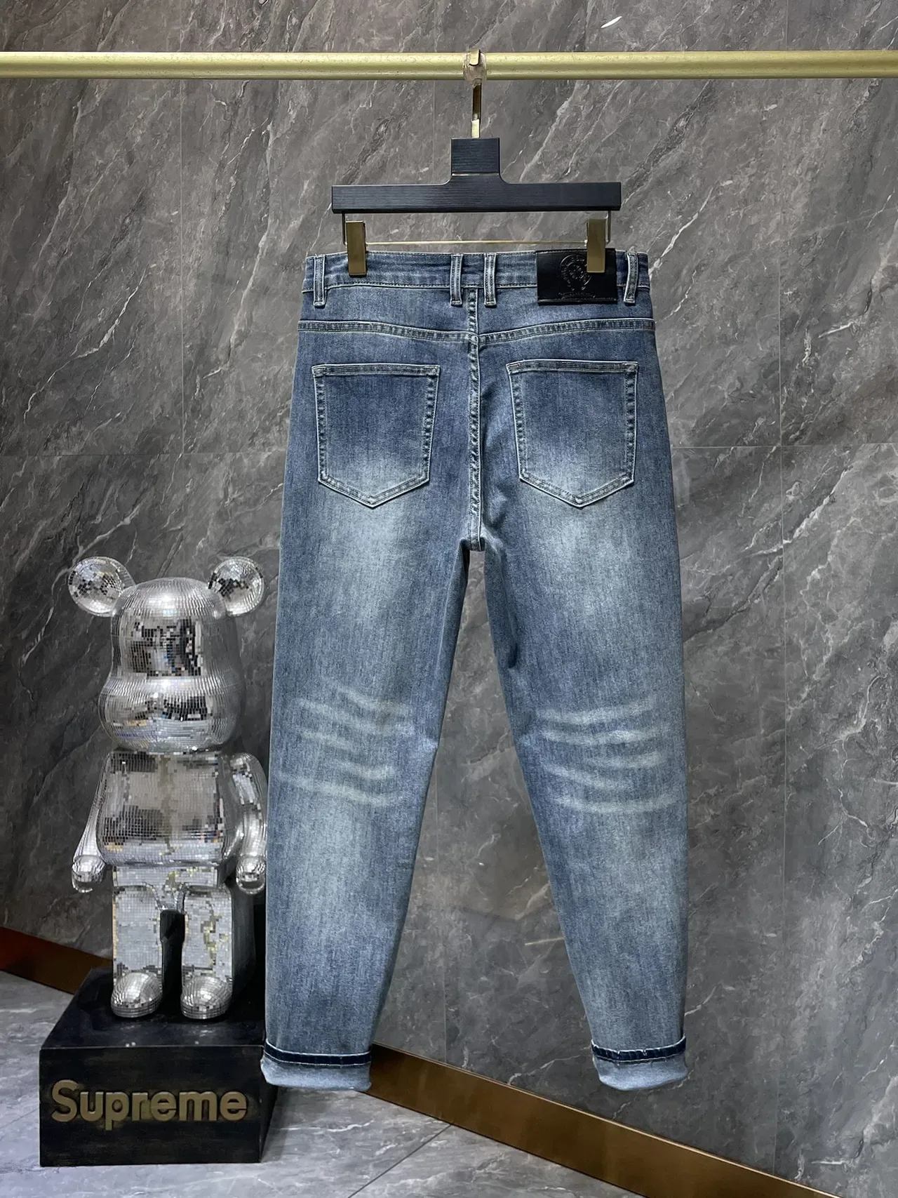 Chrome Hearts इमब्रॉइडेड क्रॉस डिस्ट्रेस्ड मीडियम-वॉश जींस 2