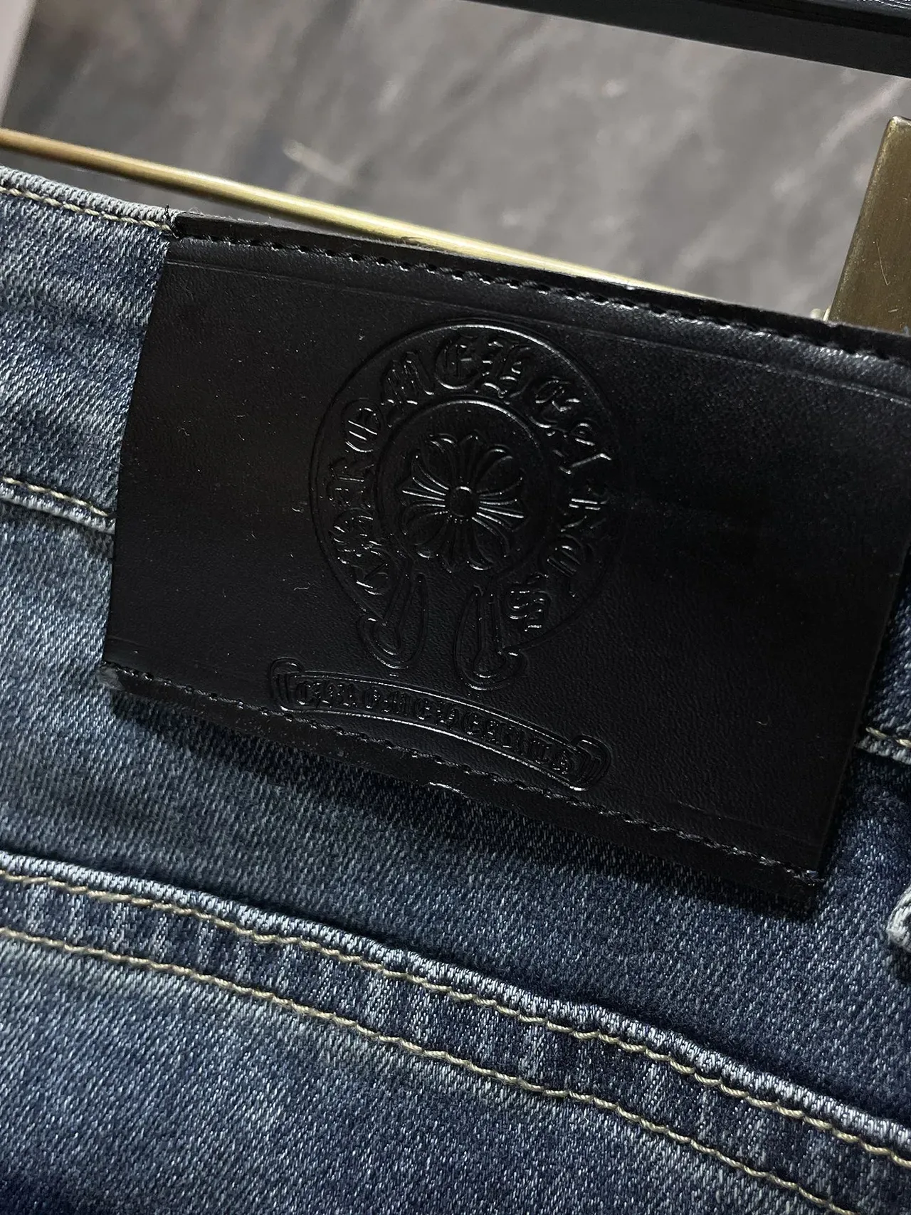 Chrome Hearts इमब्रॉइडेड क्रॉस डिस्ट्रेस्ड मीडियम-वॉश जींस 3