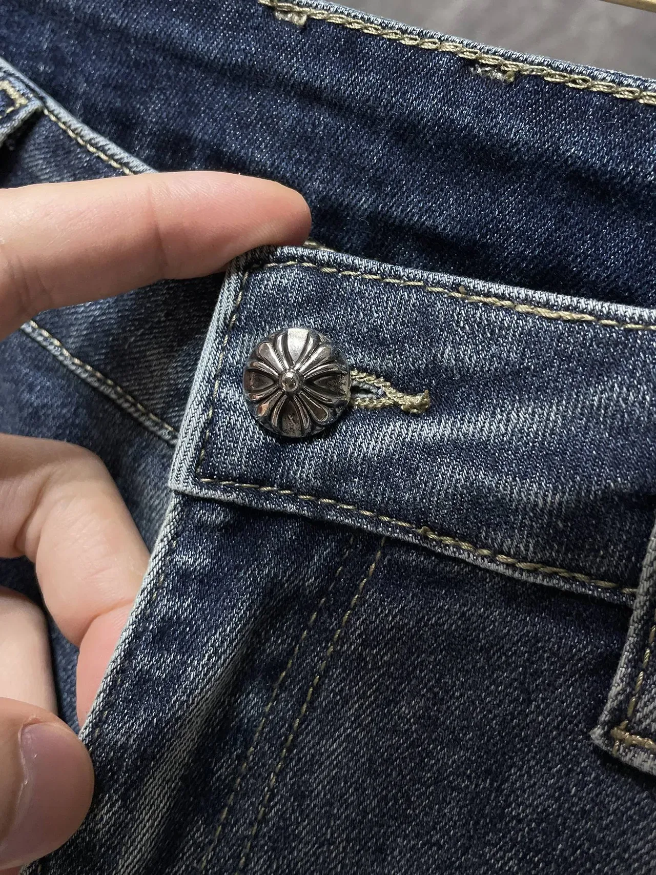 Chrome Hearts इमब्रॉइडेड क्रॉस डिस्ट्रेस्ड मीडियम-वॉश जींस 4