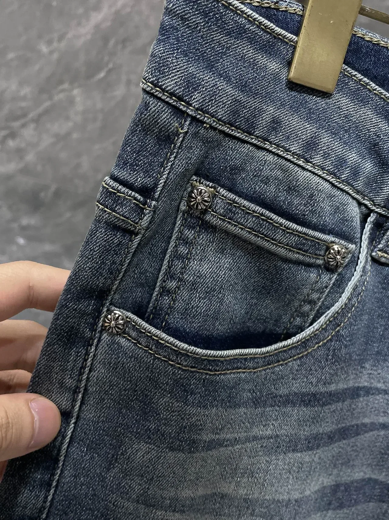 Chrome Hearts इमब्रॉइडेड क्रॉस डिस्ट्रेस्ड मीडियम-वॉश जींस 5