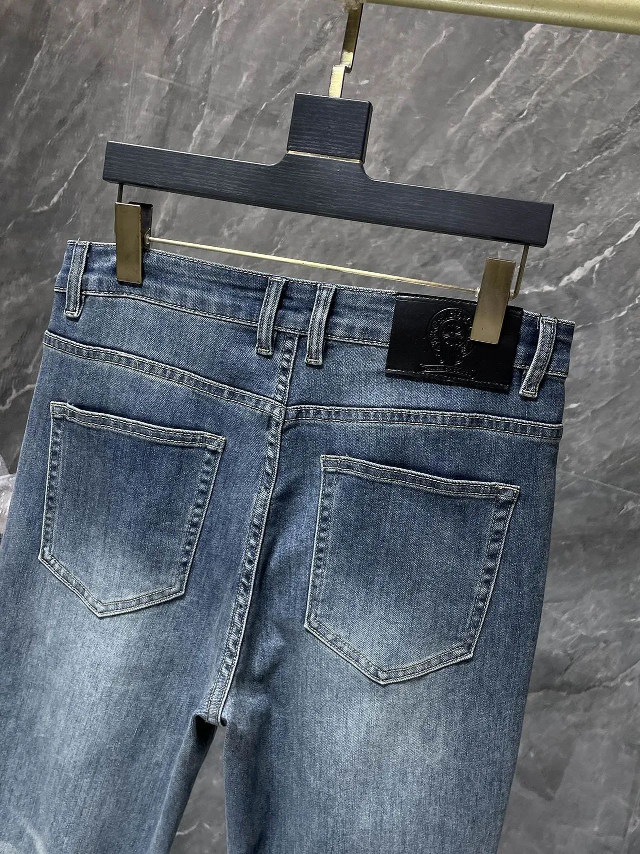 Chrome Hearts इमब्रॉइडेड क्रॉस डिस्ट्रेस्ड मीडियम-वॉश जींस 6
