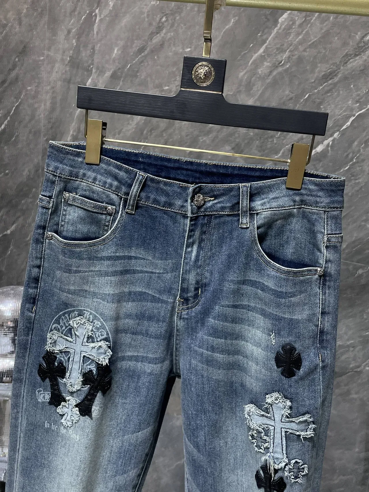 Chrome Hearts इमब्रॉइडेड क्रॉस डिस्ट्रेस्ड मीडियम-वॉश जींस 7