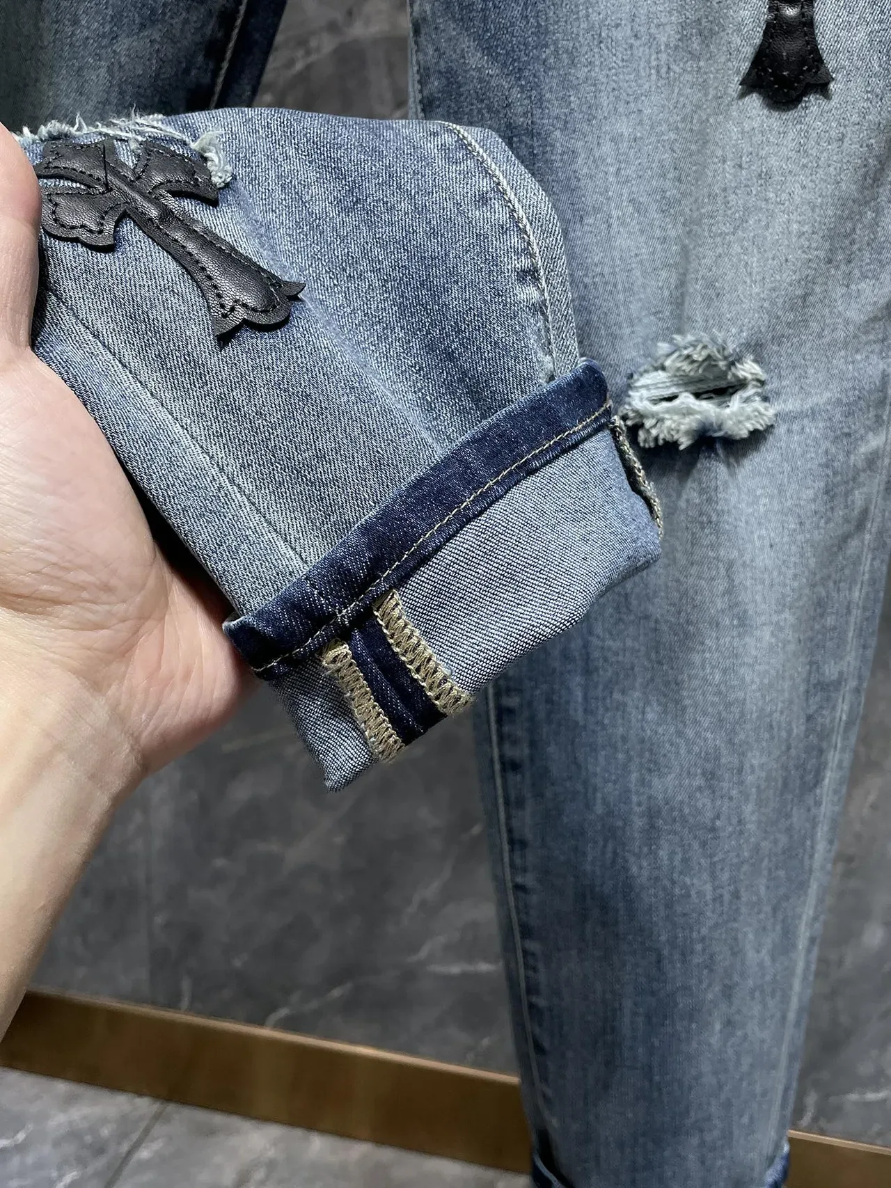 Chrome Hearts इमब्रॉइडेड क्रॉस डिस्ट्रेस्ड मीडियम-वॉश जींस 8