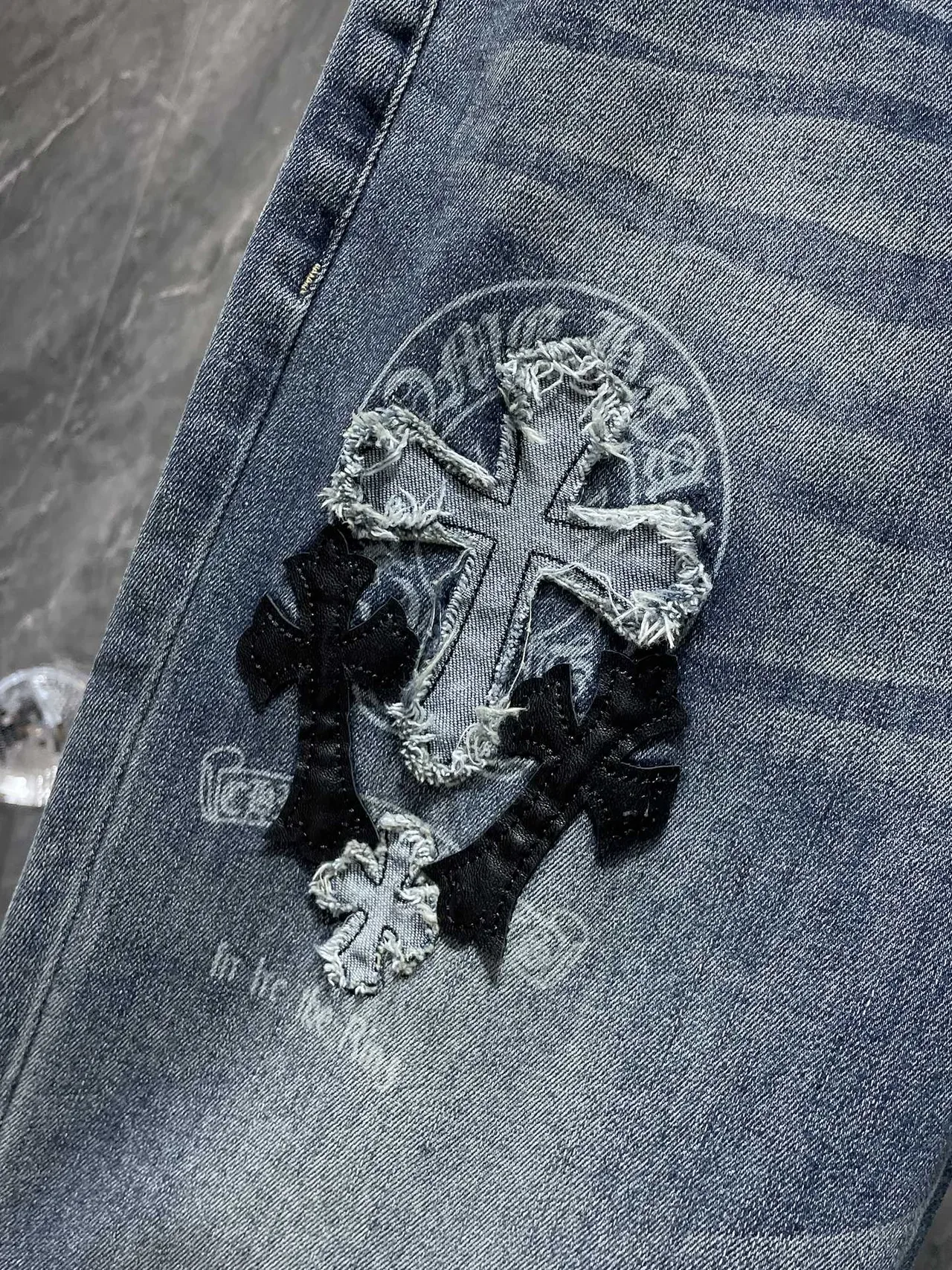 Chrome Hearts इमब्रॉइडेड क्रॉस डिस्ट्रेस्ड मीडियम-वॉश जींस 9