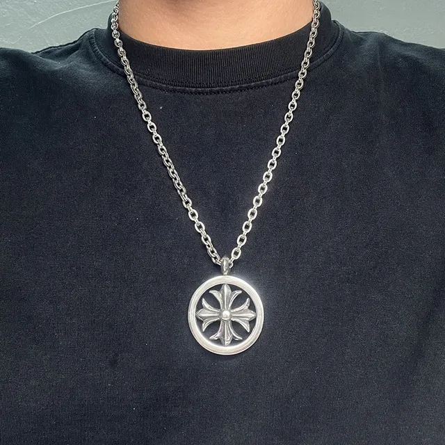 Chrome Hearts चांदी काला पॉलिश किया मेटल गोलाकार ढांचा पेंडेंट हार 4
